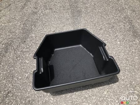 Chrysler Pacifica, storage bin under floor of second row